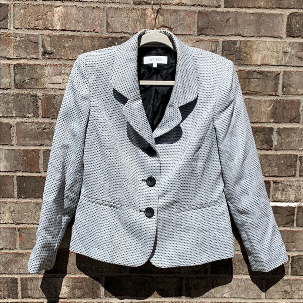 Take 50% OFF- Suit Studio Gray Structured Blazer with Notched Lapels, Size-10